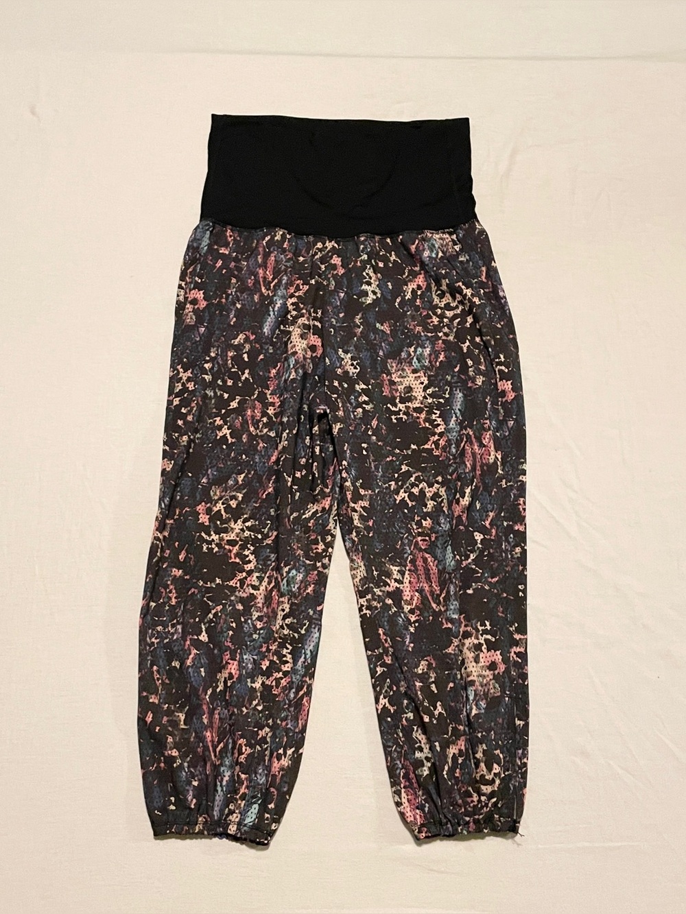 Lululemon Om Pant High-Rise Jogger Size 8 Abstract Print with Side Slits